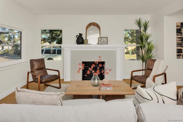 1900 W 41St St, Los Angeles CA: https://media.crmls.org/mediaz/21af779c-254d-4342-815a-dcda3b1d6922.jpg