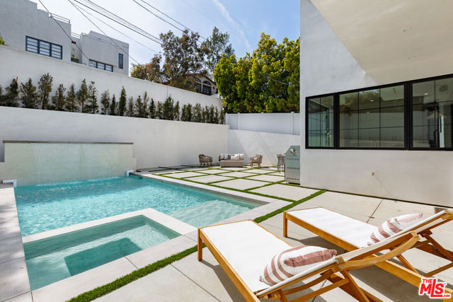 2565 Patricia Avenue, Los Angeles CA: https://media.crmls.org/mediaz/21b197e8-c186-4be0-ae2e-eaf3bdbcca96.jpg