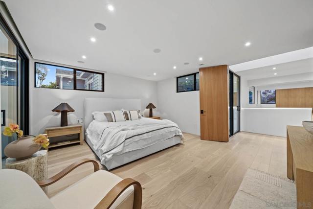 7372 76 Fay Ave, La Jolla CA: https://media.crmls.org/mediaz/21b1a4e1-ab03-4832-90d8-a0d1251ee541.jpg