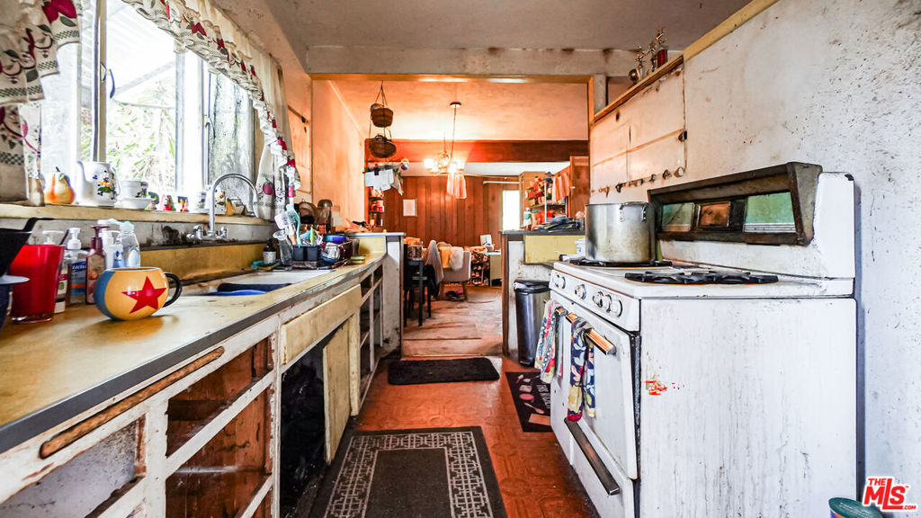 https://media.crmls.org/mediaz/21b23004-3eb8-47d3-84c8-53178ff3ac8b.jpg?preset=X-Large