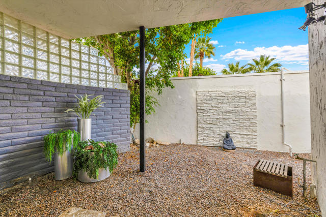 345 W Crestview Drive, Palm Springs, CA 92264