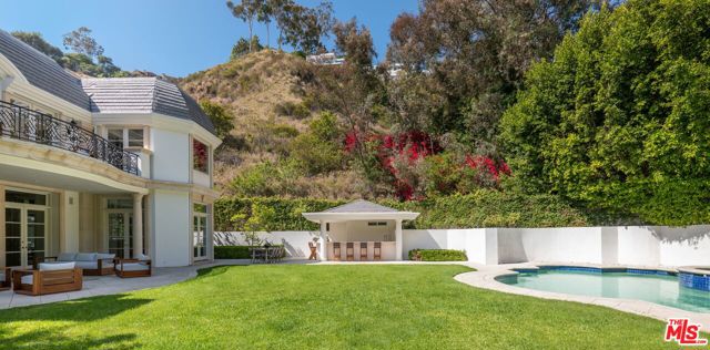 10509 Vestone Way, Los Angeles CA: https://media.crmls.org/mediaz/21b273e3-7fb0-47b1-9730-146c8c2e2f15.jpg