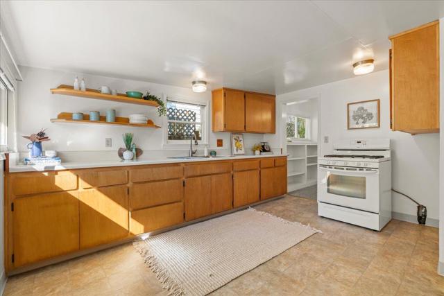 207 2nd Avenue, Santa Cruz CA: https://media.crmls.org/mediaz/21b35b0c-709e-4fb8-8f69-9deaf58cdfb8.jpg