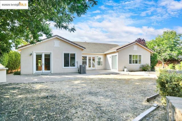 1785 Anastasia Dr, Brentwood CA: https://media.crmls.org/mediaz/21b41151-db73-43ab-934a-f1288a9cc959.jpg