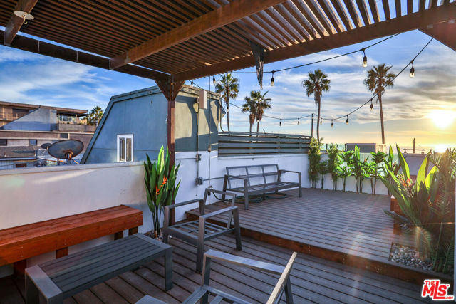 2207 Ocean Front Walk, Venice CA: https://media.crmls.org/mediaz/21b4fe14-1de9-4f48-83dc-5b060dc0432e.jpg