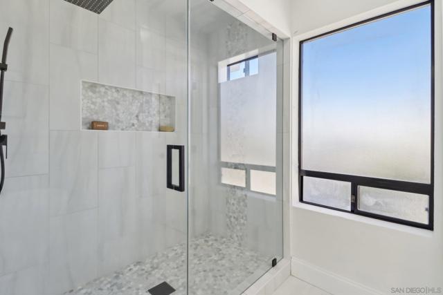 4367 Summit Dr, La Mesa CA: https://media.crmls.org/mediaz/21b58013-eabe-4ec1-911d-d3082e3f6699.jpg