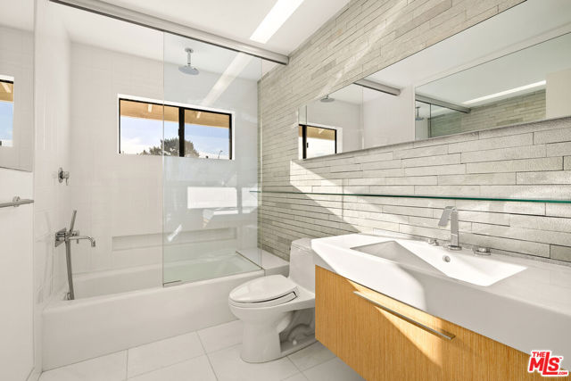 2548 Angelo Drive, Los Angeles CA: https://media.crmls.org/mediaz/21b6805d-ae18-4e7e-b0cc-55043f6ec4e2.jpg