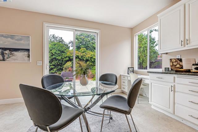 141 Pescara Blvd, Brentwood CA: https://media.crmls.org/mediaz/21b70bc5-c210-46c0-9710-4e48aae3aa8d.jpg