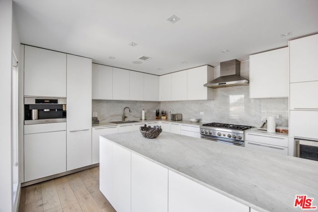 2600 Carman Crest Drive, Los Angeles CA: https://media.crmls.org/mediaz/21b75889-7c44-4dc9-b6df-cb87a0faa579.jpg