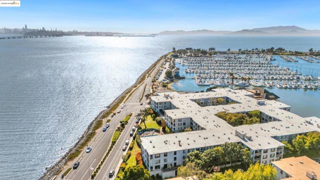 2 Anchor, Emeryville CA: https://media.crmls.org/mediaz/21b7895c-ffc3-48ee-9680-0f80860c4ff6.jpg