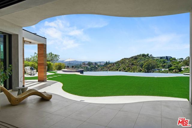 455 Castle Place, Beverly Hills CA: https://media.crmls.org/mediaz/21b7e88d-5e22-4fe8-8bf9-3f4c441b0fcb.jpg