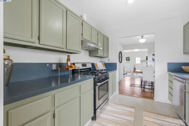 812 Washington Ave, Albany CA: https://media.crmls.org/mediaz/21b7fdf7-2e2f-46b5-8f94-63bfa710194f.jpg