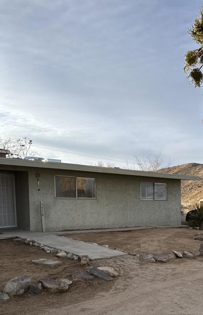 5958 El Reposo Street, Joshua Tree CA: https://media.crmls.org/mediaz/21b83a19-8435-41c1-874a-9e9e105fa8cd.jpg