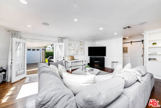 5711 Colbath Avenue, Valley Glen CA: https://media.crmls.org/mediaz/21b8c286-2228-46c3-8cdb-fc4ebf070baa.jpg