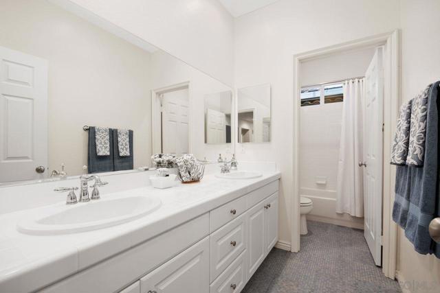 4772 Sunset Heights Ct, San Diego CA: https://media.crmls.org/mediaz/21b956f6-91bc-45f8-afce-62f610d8bb6e.jpg