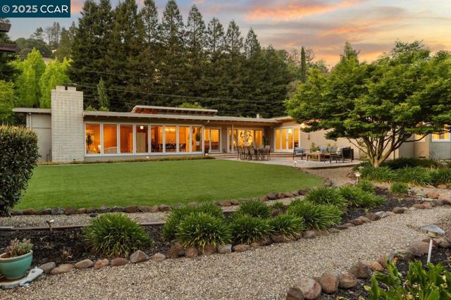 23 Lost Valley Dr, Orinda CA: https://media.crmls.org/mediaz/21ba348b-d640-4eba-a2f1-42e75fba9b38.jpg