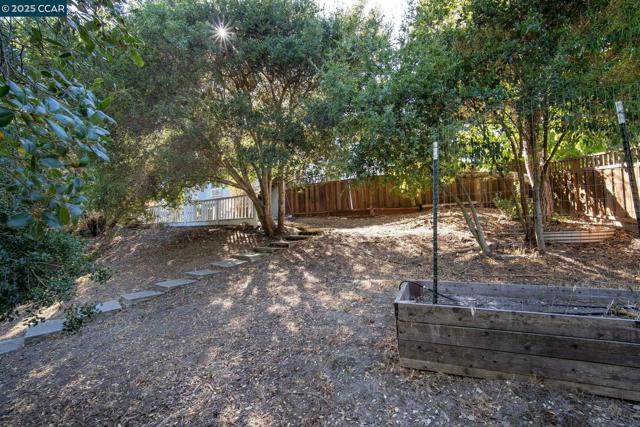33 Altamount Drive, Orinda CA: https://media.crmls.org/mediaz/21ba4d95-1409-4f91-9cb6-f9c7f6f89078.jpg