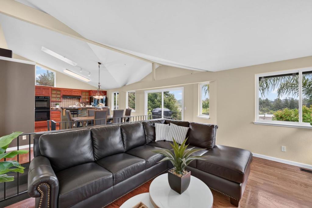 https://media.crmls.org/mediaz/21bb5da6-3836-478d-b243-7c85e2793a69.jpg?preset=X-Large
