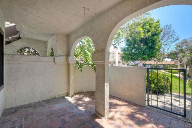 4240 Porte De Palmas, San Diego CA: https://media.crmls.org/mediaz/21bbe062-d4b4-4537-b625-b3d45920e118.jpg