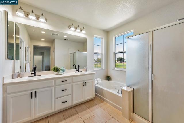 237 Dutra Vernaci Dr, Union City CA: https://media.crmls.org/mediaz/21bbf364-e0e1-41b7-a465-7ca9ec5feb9d.jpg