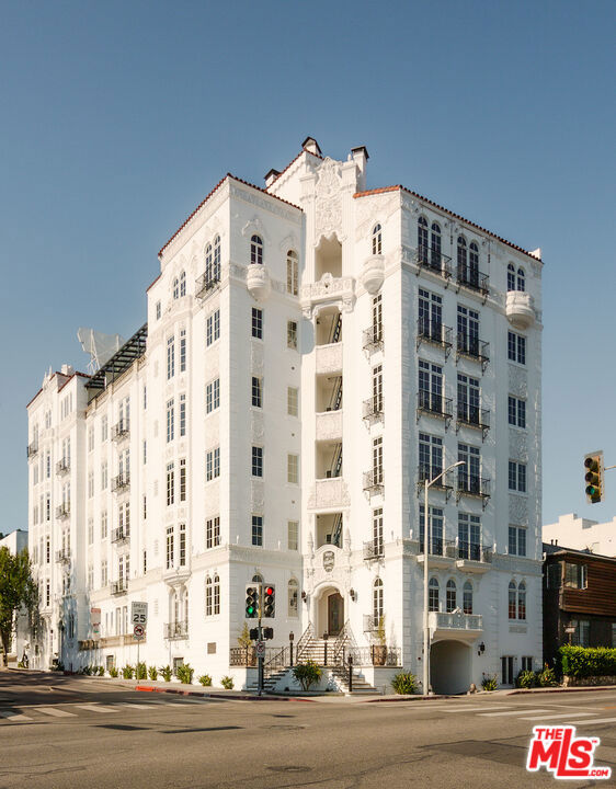 1302 Sweetzer Avenue, West Hollywood CA: https://media.crmls.org/mediaz/21bc1ab5-784a-4028-b73b-c2dfe28fe482.jpg