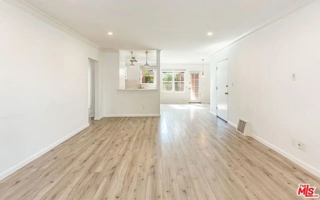 1429 Havenhurst Drive, West Hollywood CA: https://media.crmls.org/mediaz/21bc3fc3-7f23-49d4-8867-1ac792ee5fac.jpg