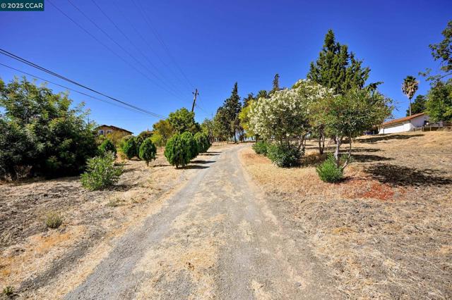 1051 Tilley Cir, Concord CA: https://media.crmls.org/mediaz/21bef877-8812-4af6-a5d1-65436e841fd4.jpg