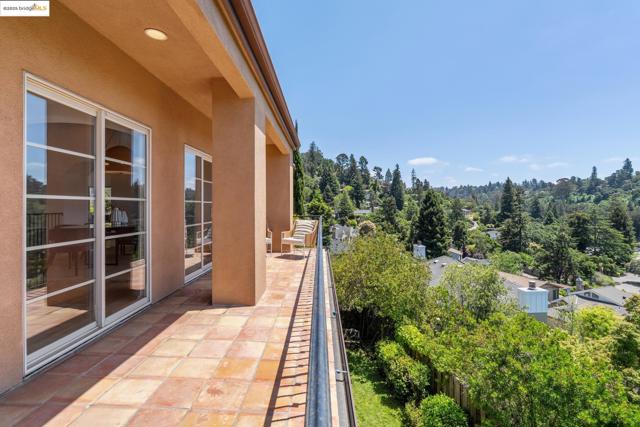 911 Aquarius Way, Oakland CA: https://media.crmls.org/mediaz/21bf8cd5-05ee-43f9-9b74-3783d0da090c.jpg
