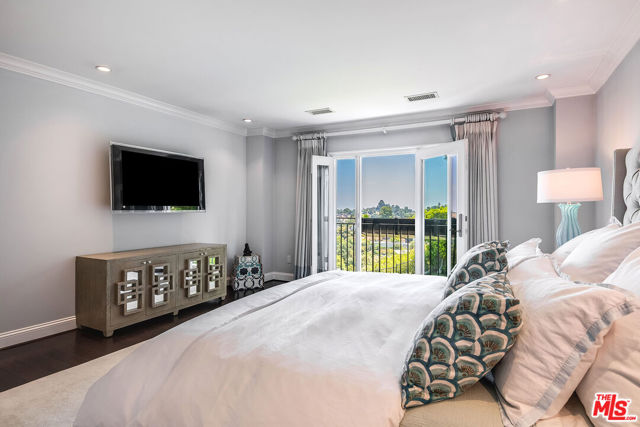 8407 Skyline Drive, Los Angeles CA: https://media.crmls.org/mediaz/21c0d210-8cd8-40a8-ae4d-08fe4727fa90.jpg