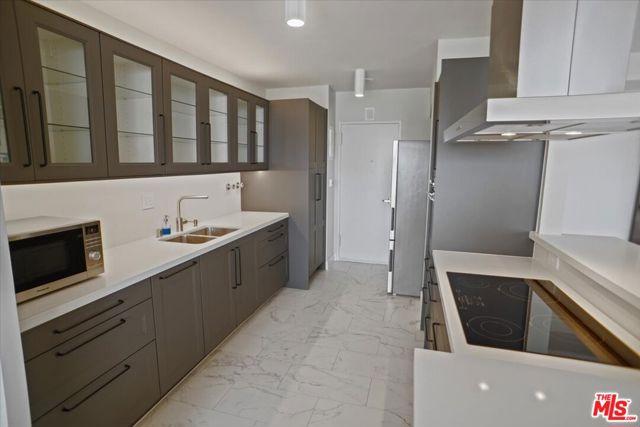 865 Comstock Avenue, Los Angeles CA: https://media.crmls.org/mediaz/21c11e1d-fea4-4fb0-a045-27f920cd3e37.jpg