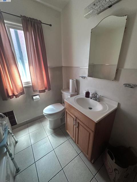 574 Juana Ave, San Leandro CA: https://media.crmls.org/mediaz/21c17b3d-6659-47a4-8cba-c234991077fe.jpg