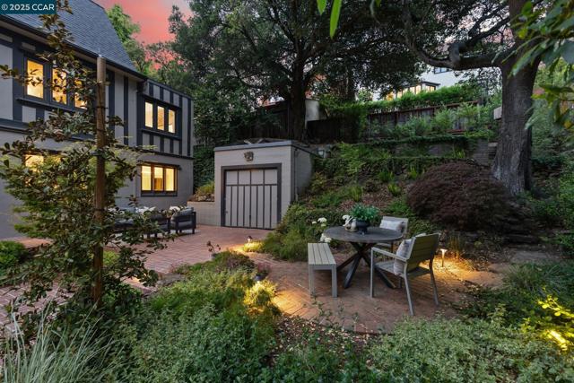 91 Tunnel Rd, Berkeley CA: https://media.crmls.org/mediaz/21c1b64c-8eda-4bd3-80d9-3822fc7499ea.jpg