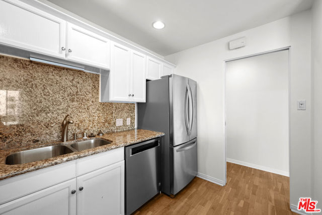 101 California Avenue, Santa Monica CA: https://media.crmls.org/mediaz/21c1b703-96e3-4fda-9171-6c2e73f45d40.jpg