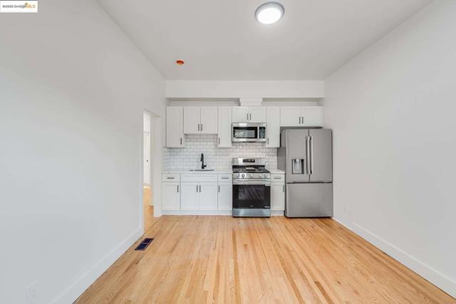 1238 12Th St, Oakland CA: https://media.crmls.org/mediaz/21c206d7-d075-47aa-ba80-3d7d90df4a21.jpg