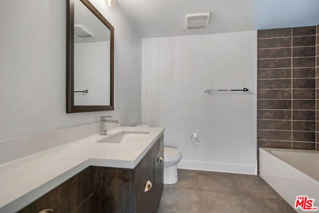 2974 Ripple Place, Los Angeles CA: https://media.crmls.org/mediaz/21c26631-4c3e-4bd4-acac-270f9ce71e0e.jpg