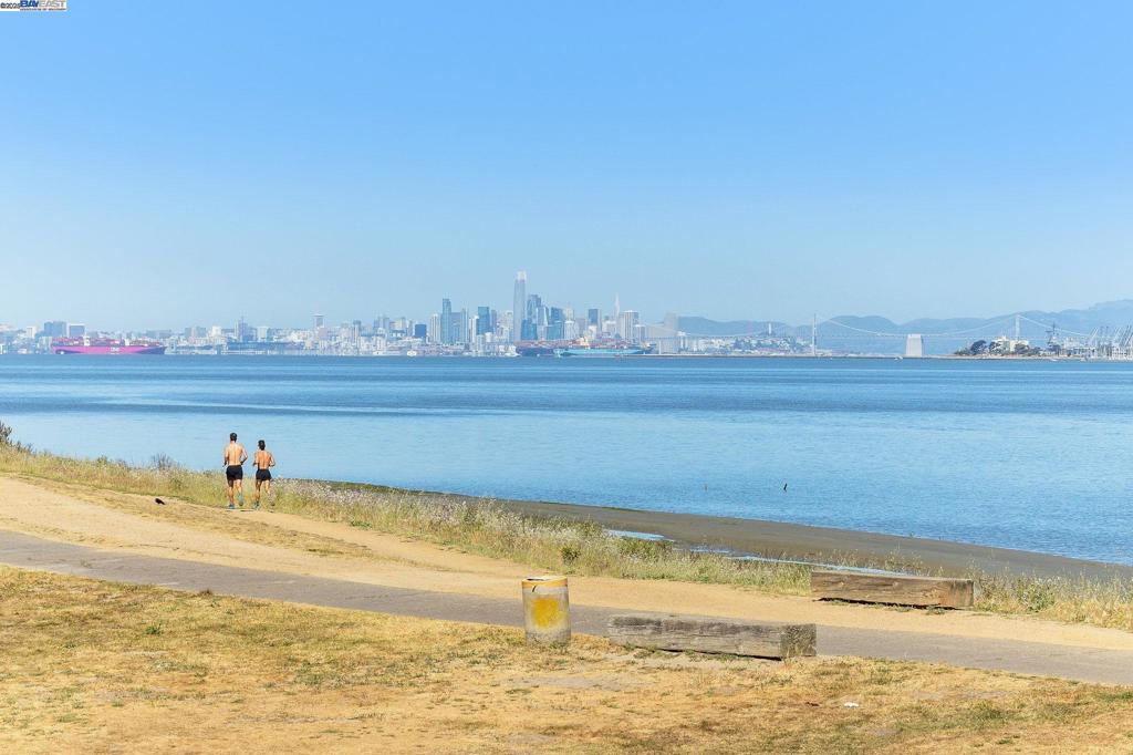 https://media.crmls.org/mediaz/21c2b9e8-dfc3-4e38-9a97-d7bc7eec49be.jpg?preset=X-Large