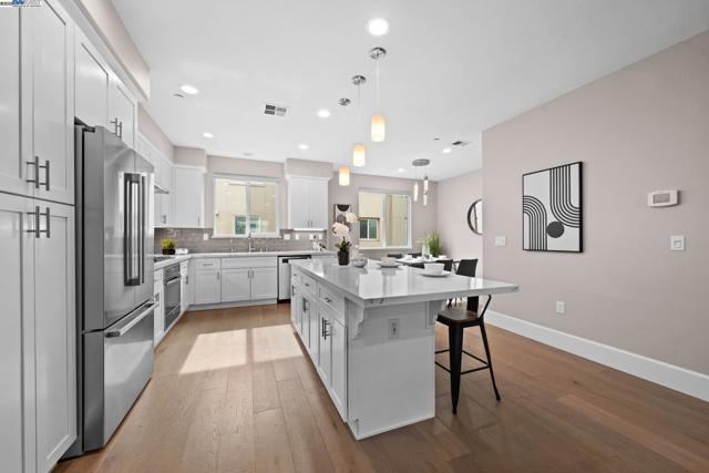 5223 S Esprit Loop, Dublin CA: https://media.crmls.org/mediaz/21c3fa82-2214-429d-a289-582821b9bc53.jpg