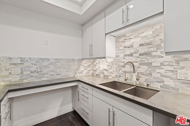 2175 S Beverly Glen Boulevard, Los Angeles CA: https://media.crmls.org/mediaz/21c68dc7-ce52-4382-bb72-a1a50c3ad159.jpg