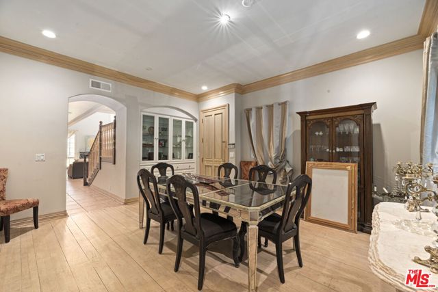 14330 Mulholland Drive, Los Angeles CA: https://media.crmls.org/mediaz/21c97246-5848-42e2-a409-a3d8d8bdc46d.jpg