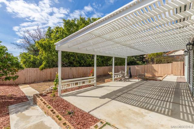 361 E Indian Rock Rd, Vista CA: https://media.crmls.org/mediaz/21c995da-85a4-4bf3-b3b4-0c0bddc79978.jpg