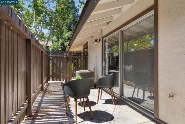 5514 Roundtree Dr, Concord CA: https://media.crmls.org/mediaz/21c9a856-eb4c-4bb0-8704-ca83b5d8d309.jpg