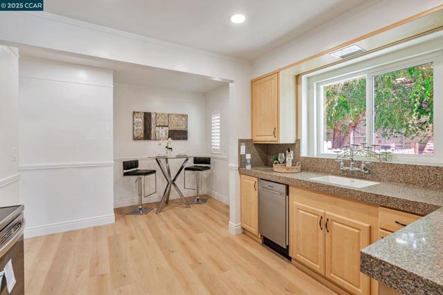 147 Covington St, Oakland CA: https://media.crmls.org/mediaz/21ca4691-d987-4a7b-a3ac-ee13d3815272.jpg