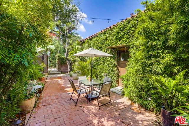 2066 GLENCOE Way, Los Angeles CA: https://media.crmls.org/mediaz/21ca6c7c-79cf-4a04-9850-debadf609c08.jpg
