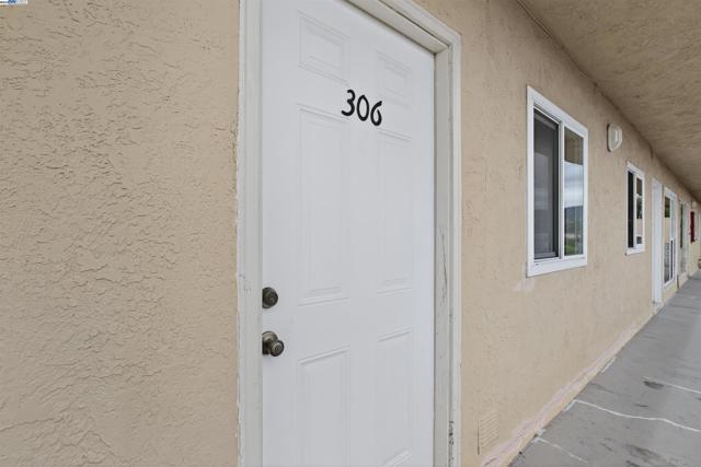 273 MacArthur Blvd, Oakland CA: https://media.crmls.org/mediaz/21cae526-1b04-4e58-ad5d-6f69c7e1fb89.jpg