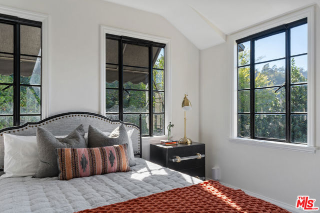3827 Carnavon Way, Los Angeles CA: https://media.crmls.org/mediaz/21cb0be6-fac4-4392-9100-f58083ae23bf.jpg