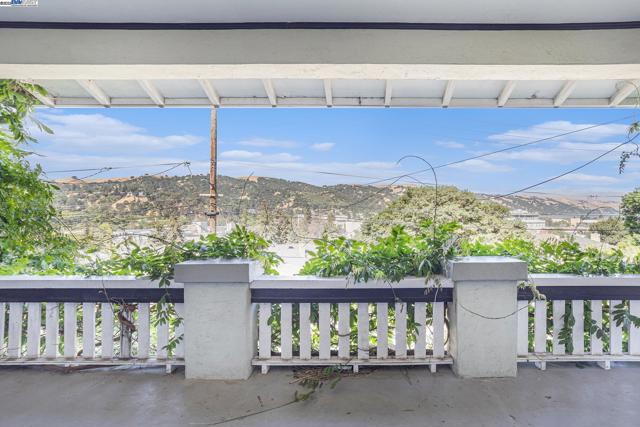925 GRANDVIEW AVE, Martinez CA: https://media.crmls.org/mediaz/21cb6e60-46c7-4e77-b96d-7e85bb3f4c77.jpg