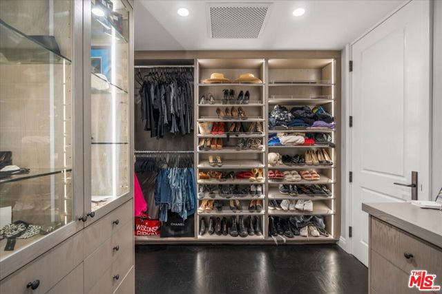 10490 Wilshire Boulevard, Los Angeles CA: https://media.crmls.org/mediaz/21cb8030-0664-4b92-9b74-aa6a388a603e.jpg