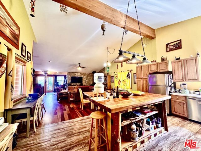 539 Lakewood Lane, Big Bear CA: https://media.crmls.org/mediaz/21cc2b7d-29bf-4965-8913-1cbe96f0c2ef.jpg