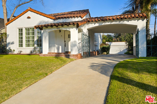 906 N Ford Street, Burbank CA: https://media.crmls.org/mediaz/21cc3c44-e08d-454e-9ea5-cc534283cd7f.jpg