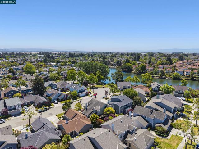 39 Crane Ct, Alameda CA: https://media.crmls.org/mediaz/21cd5faa-06f1-4191-a07f-ee49790333e8.jpg